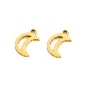 Makroaufnahme von zwei goldenen Halbmond-Anhängern aus Vintage-Titanstahl für DIY-Schmuck