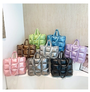 Dettaglio di borse tote trapuntate in otto colori metallizzati con finitura lucida
