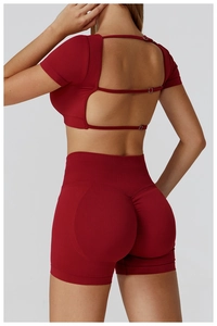 Detailansicht des nahtlosen Yoga-Sets mit rückenfreiem Oberteil und Push-up-Shorts