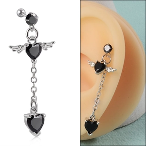 Détail de boucles d'oreilles ailes d'ange avec pierres cœurs noirs et chaîne sur modèle