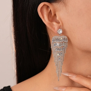 Gros plan de boucles d'oreilles à pampilles en zircone portées par un mannequin