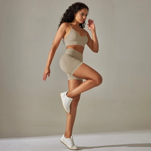 Details des nahtlosen Strickgewebes am khakifarbenen Sport-Bh und den Yoga-Shorts