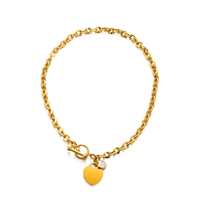 Parure de bijoux en acier doré avec pendentifs cœurs et fermoir à bascule sur fond blanc pur