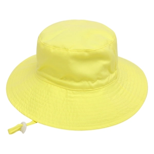 Dettaglio di un cappello da sole giallo brillante per bambini con sottogola regolabile