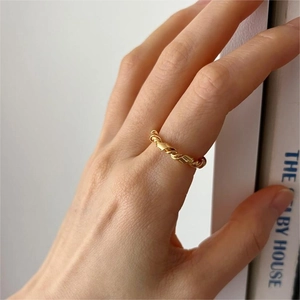 French style 925 sterling silver knotted ring with elegant golden twisted rope design