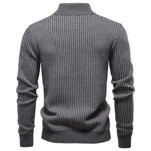 Vue arrière de pull gris pour hommes style business avec col montant zippé et maille tissée