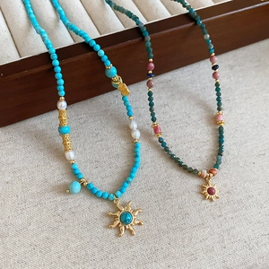 Collier fait main en perles d'eau douce et turquoise avec pendentif soleil doré 18K