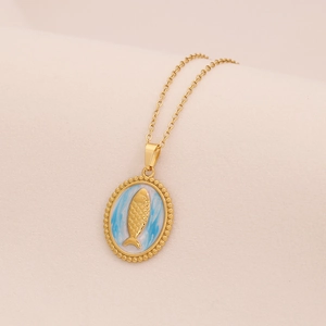 Nahaufnahme der goldfarbenen Edelstahlkette mit blauem Emaille Fisch Tarot Anhänger