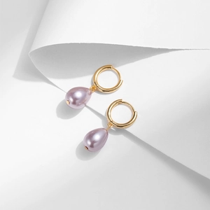 Elegante goldene Creolen mit einem polierten, lila birnenförmigen Perlenanhänger