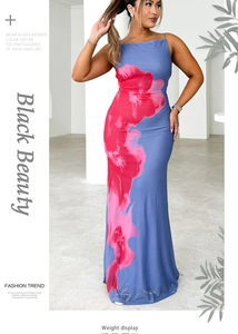 Détail de la robe longue bleue avec motifs floraux abstraits roses et fines bretelles