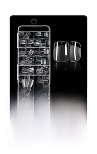 Détail macro de 120 faux ongles carrés courts transparents dans une boîte de 12 cases