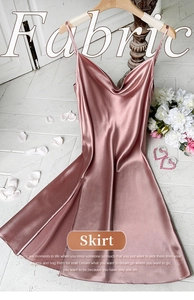 Détail d'une robe nuisette en satin or rose avec fente latérale et col bénitier élégant