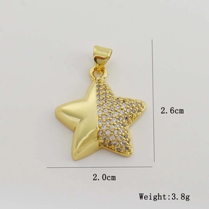 Détail du pendentif étoile 2,6cm x 2,0cm avec zircons et placage en or 18 carats