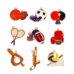 Set di nove ciondoli sportivi assortiti in smalto con finitura in lega dorata