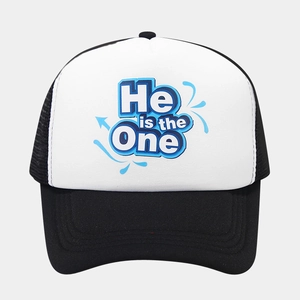 Detail der atmungsaktiven schwarzen Netzrückseite und 'He is the One' Druck auf Trucker Hat