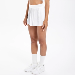 Détail de la jupe de tennis plissée blanche à taille haute en tissu respirant
