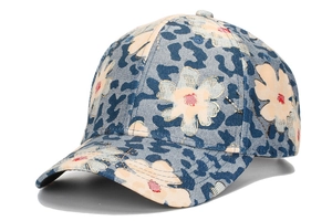 Détail macro du motif floral sur casquette de baseball en denim avec imprimé léopard