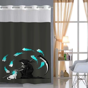 Dettaglio della tenda da doccia impermeabile con illustrazione gotica di mietitore e gatto