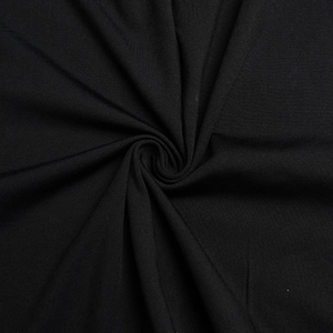 Detailaufnahme der weichen schwarzen Strickstoffstruktur mit elegantem Fall und Falten
