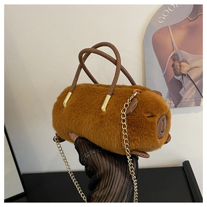 Dettaglio della borsa di peluche capibara marrone con catena dorata e manici in PU pelle