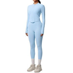 Ensemble de yoga bleu clair avec legging taille haute et veste de sport zippée à manches longues