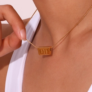 Makroaufnahme des Goldanhängers mit der Gravur smiling girl very lucky für Damen