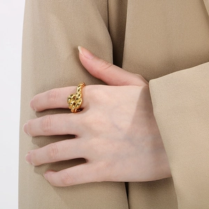 Close-up of a twisted rope ring in 18K gold plated stainless steel on a model