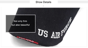 Dettaglio del ricamo US Air Force e dell'etichetta rossa sul cappellino tattico nero