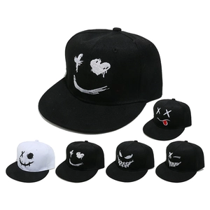 Berretto da Baseball Hip Hop in Acrilico con Ricamo Smiley Graffiti Tesa Piatta Snapback per Uomo Donna Streetwear Party Regalo