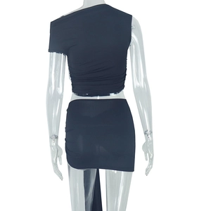 Vue arrière d'un ensemble deux pièces noir avec crop top et mini-jupe froncée sur un mannequin