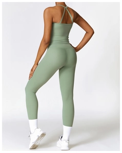 Vue arrière de l'ensemble yoga vert Morandi avec haut dos nageur et legging taille haute
