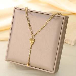 Collier cœur doré en acier inoxydable avec pompons sur boîte d'affichage beige