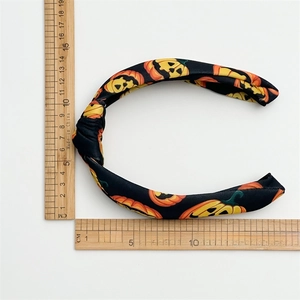 Serre-tête noué d'Halloween avec imprimés citrouilles orange sur tissu noir et dimensions