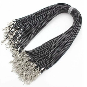 Primer plano de cordones de cuero negro para collares con cierres de langosta plateados