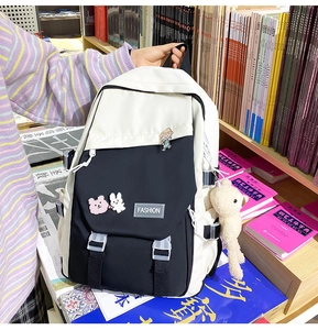 Detail eines Studentenrucksacks mit Kontrastdesign und süßen Anstecknadeln in der Bibliothek