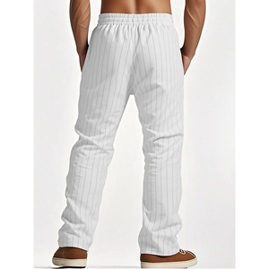 Dettaglio dei pantaloni di lino a righe bianche da uomo con elastico in vita e vista retro