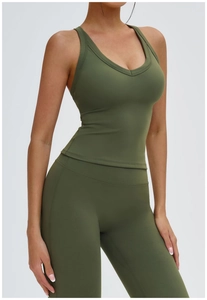 Détail du haut de yoga vert olive montrant l'ouverture au dos et le tissu extensible