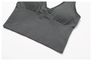 Detail eines dunkelgrauen nahtlosen Sport-BHs mit V-Ausschnitt und breitem Rippsaum