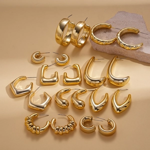 Lot de 20 paires de boucles d'oreilles géométriques dorées aux designs variés et épurés