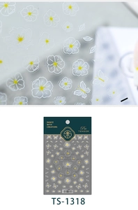 Détails macro de stickers nail art avec fleurs blanches et papillons modèle TS-1318