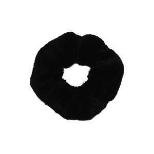 Chouchou en fausse fourrure de lapin noir sur un fond blanc épuré et minimaliste