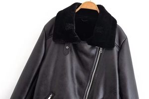 Gros plan sur le col en polaire épaisse et la texture de cette veste de motard en cuir noir