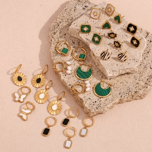 Details von 18K vergoldeten Vintage-Ohrringen mit Emaille und grünem Naturstein-Elementen