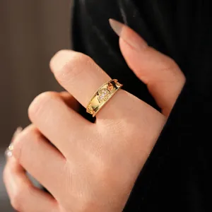 Anello aperto placcato oro con cuore di zirconi e bordo vintage in stile retrò