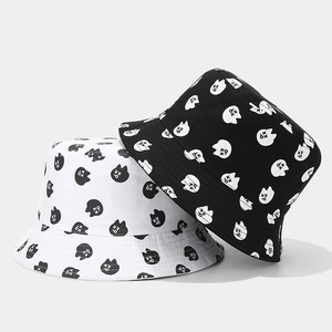 Bobs réversibles noir et blanc avec imprimé intégral de chats de dessin animé brodés