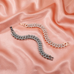 Bracciali a catena cubana in argento e oro rosa con diamanti su tessuto di seta
