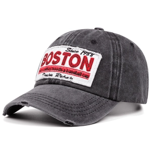 Makro-Detail der vintage grauen BOSTON Baseballkappe mit gewaschenem Stoff und Patch