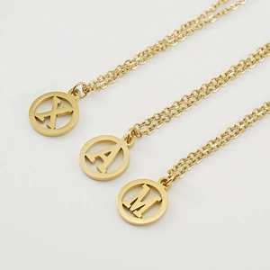 Colliers minimalistes en acier doré 18K avec pendentifs lettres évidées X, A et M