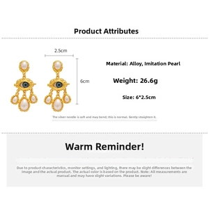 Détail des boucles d'oreilles vintage œil de protection avec perles et alliage d'or