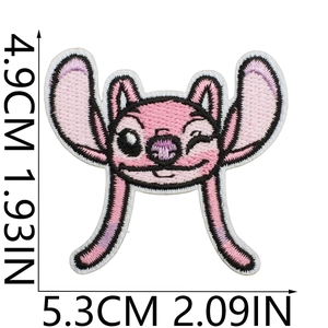 Detalle del parche bordado de alien rosa con dimensiones exactas de 4,9 cm x 5,3 cm